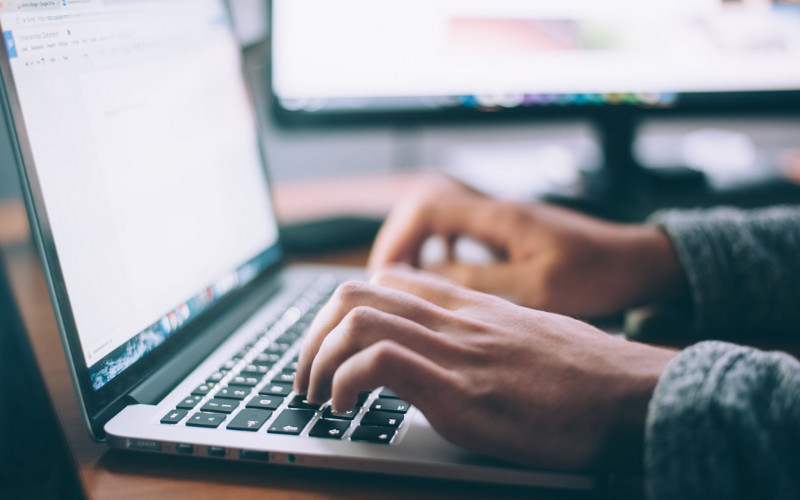 alt: Biểu đồ phân tích dữ liệu kinh doanh online giúp doanh nghiệp nắm bắt xu hướng thị trường